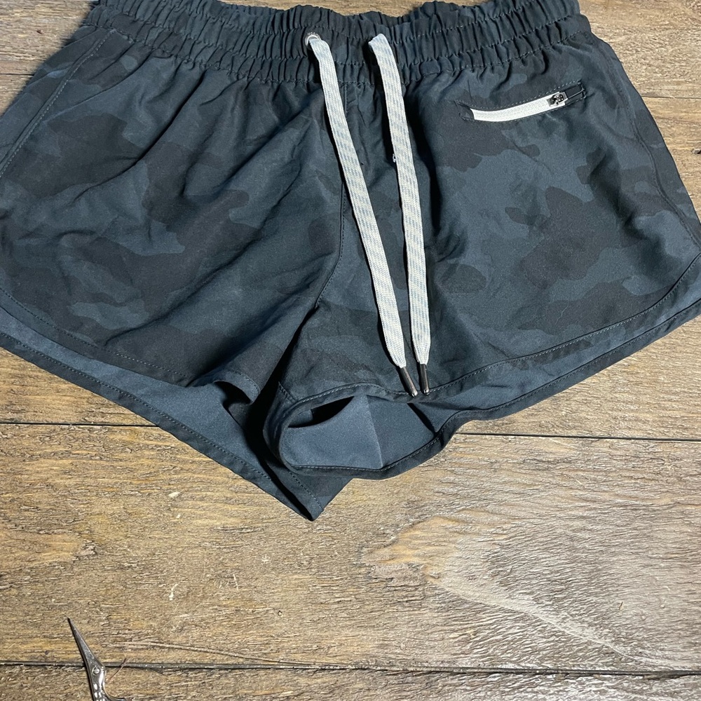 Vuori Black Athletic Shorts Lightweight Moisture-Wicking. 2.5 inseam